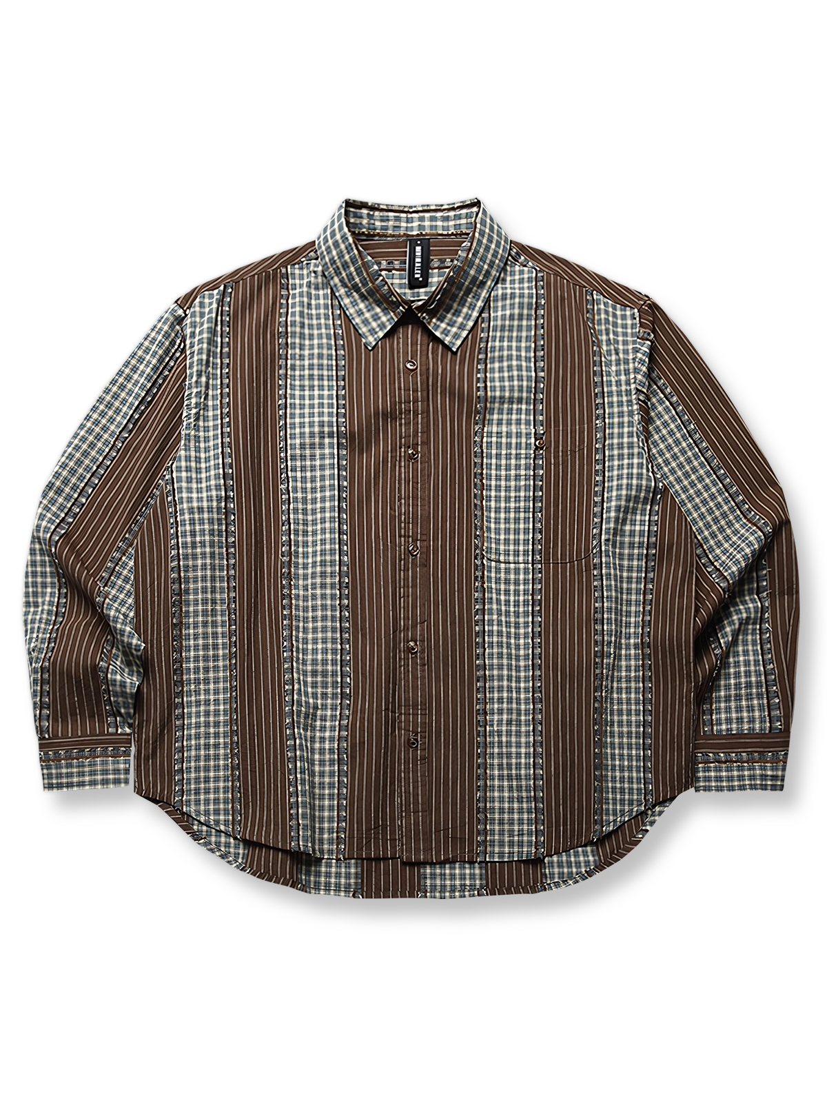 ヴィンテージストライプ柄をパッチワークしたオーバーサイズ長袖シャツ。オープンカラーと100%コットン素材で快適な着心地を実現。