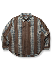 ヴィンテージストライプ柄をパッチワークしたオーバーサイズ長袖シャツ。オープンカラーと100%コットン素材で快適な着心地を実現。