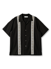 キューバ襟と幾何学的パネル切り替えが特徴のジャカード織りキューバシャツ、軽やかな着心地