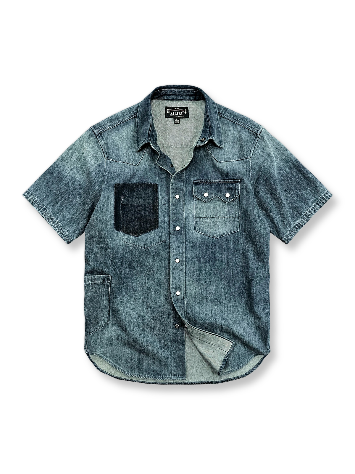 ウォッシュ＆ブリーチ加工とパッチ＆サイドポケットを備えたデニム半袖シャツ