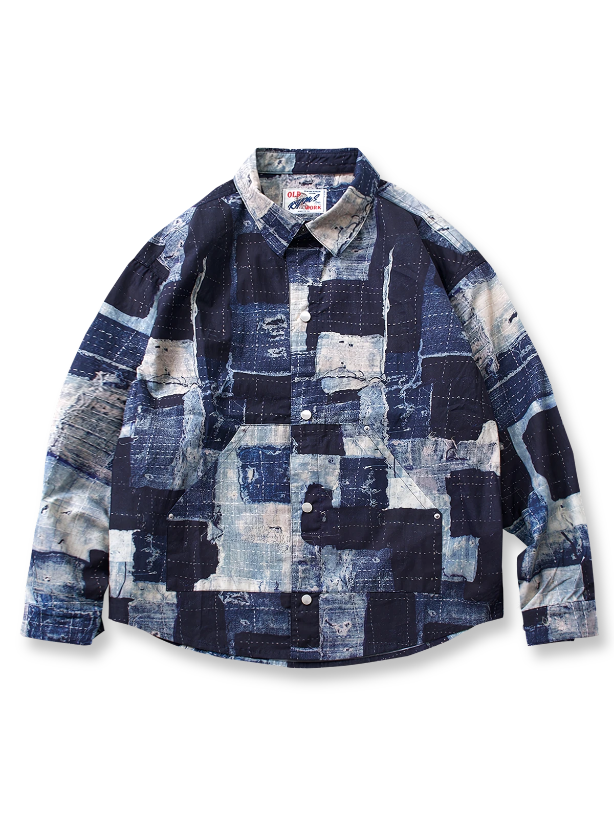 植物染めとパッチワーク風デザインを施した100%コットンの長袖シャツ。両サイドポケット付きのゆったりシルエット。