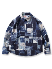 植物染めとパッチワーク風デザインを施した100%コットンの長袖シャツ。両サイドポケット付きのゆったりシルエット。