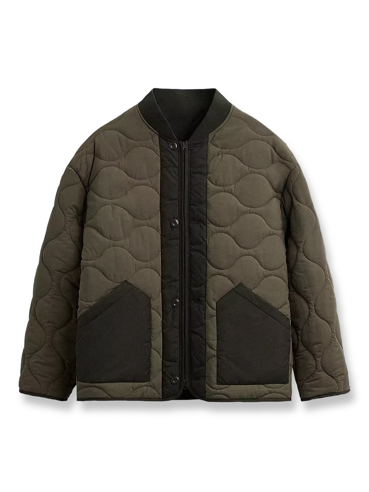 異素材パッチワークと最新テックファブリックを使用した保温中綿ジャケット。リブ襟と大きなフラップポケット付き。