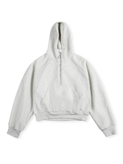 パッチワークディテールとドローコード付き連帽が特徴の都会風フーディ。柔らかく耐久性のある混紡素材使用。