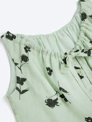 詳細画像: フレンチティータイム風グリーンドローストリングキャミソールの詳細図。ドローストリングネックラインとシングルボタンのデザインを展示。