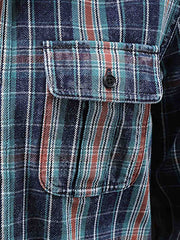 シャツのチェック柄と胸のフラップポケットの詳細