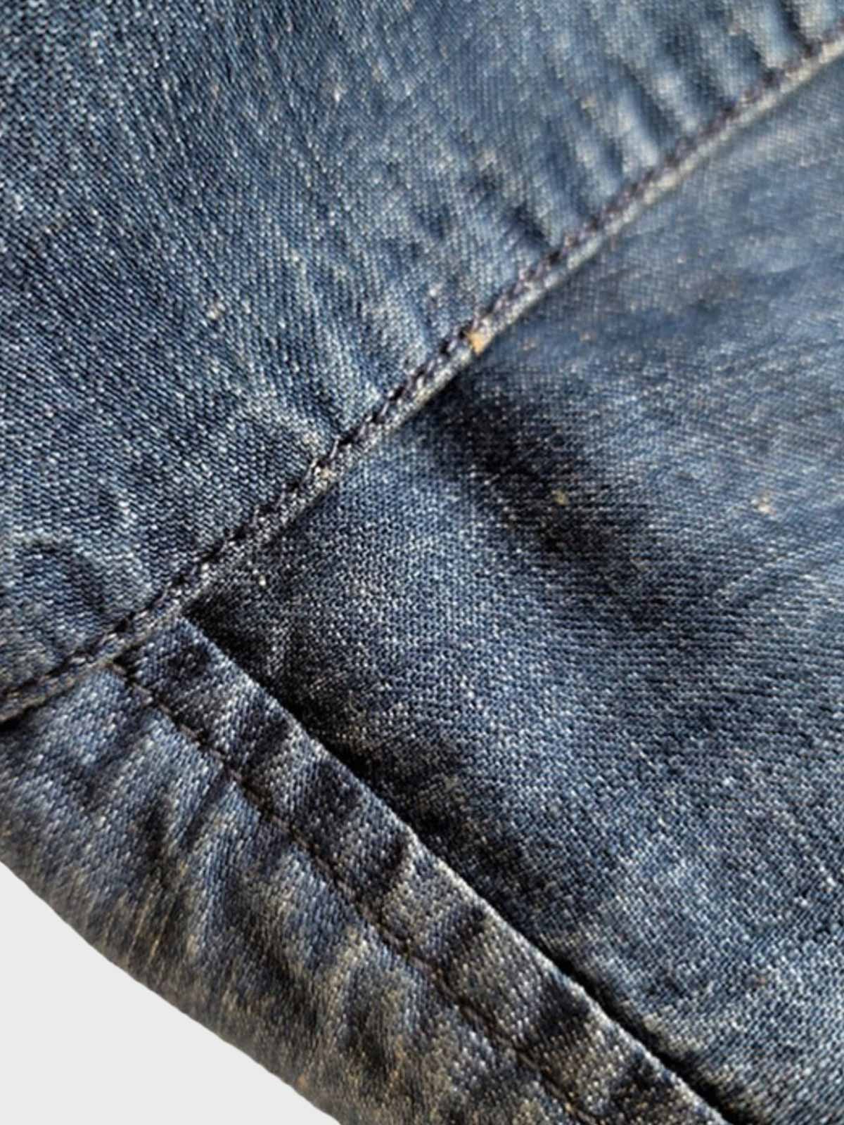 シャツのディテール展示（胸ポケットと生地の質感）