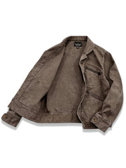 製品画像: アメカジヴィンテージ農場主スタイルのオープンカラーコットンキャンバスワークジャケットの全体像
詳細画像: アンティーク調真鍮メタルボタンと独特なウォッシュ加工のディテール