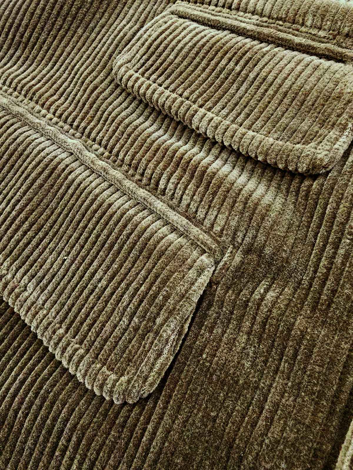 製品画像：クラシックなスリムフィットヴィンテージコーデュロイベストの正面画像
詳細画像：果実風ボタンとコーデュロイ素材の質感ディテール