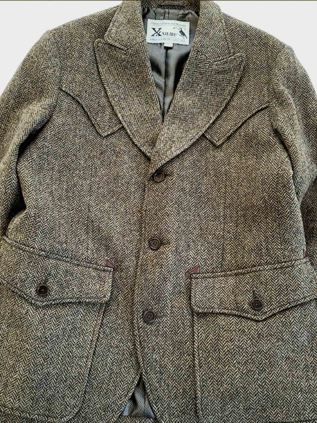 詳細画像: ジャケットの胸元カッティングとポケットディテールのクローズアップ