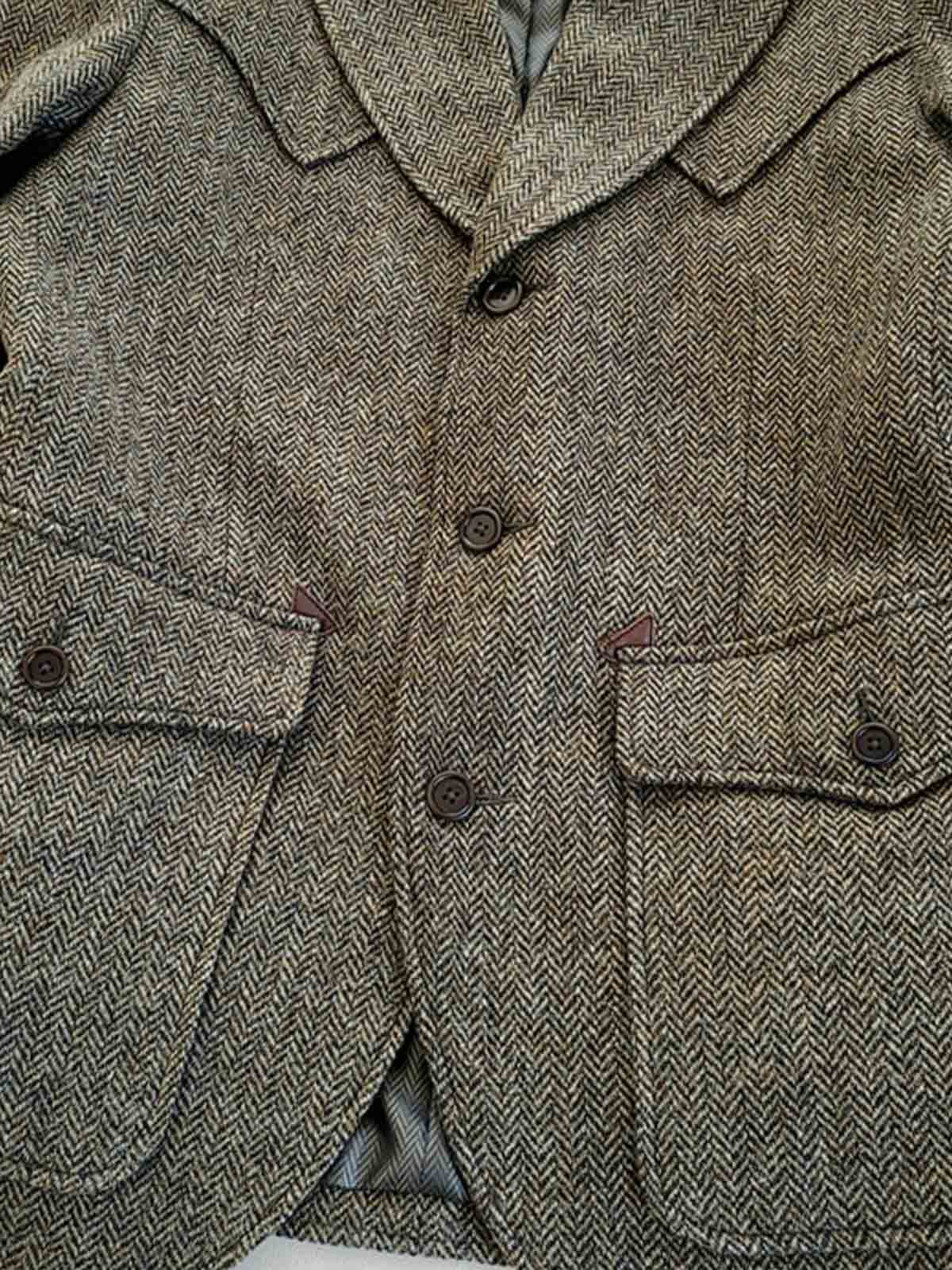 詳細画像: ジャケットの胸元カッティングとポケットディテールのクローズアップ