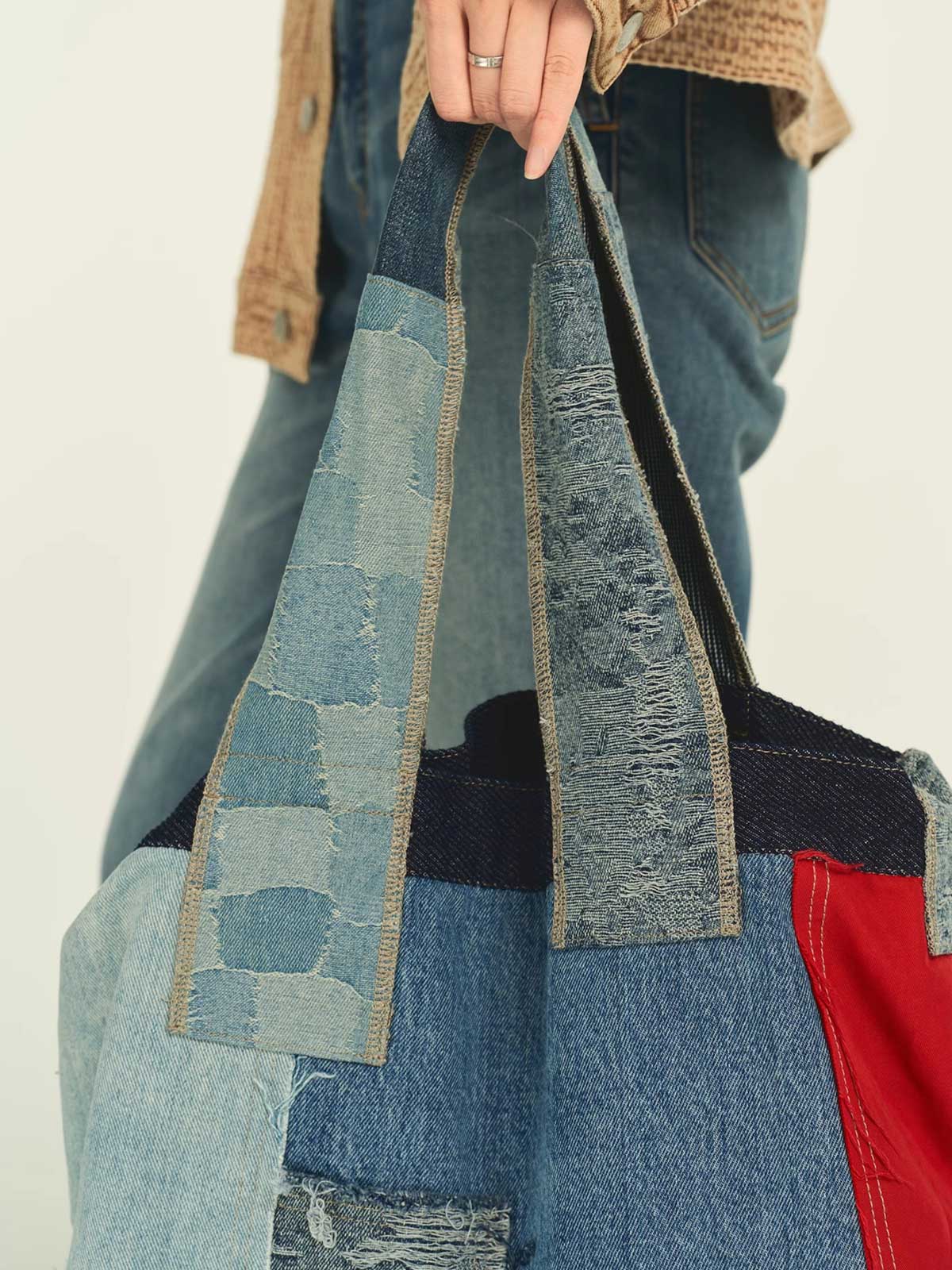 パッチワークデザインとデニムのディテール