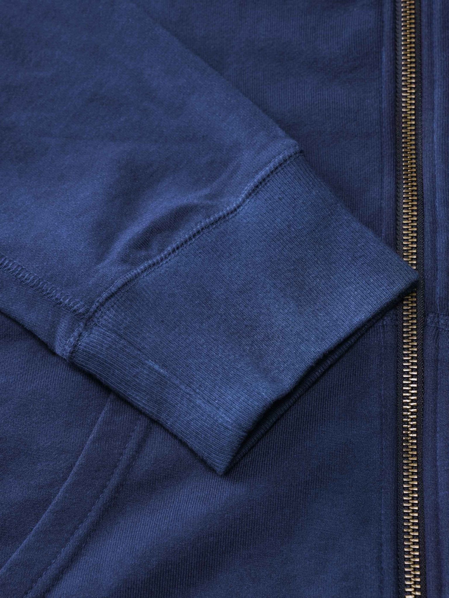 手縫いの星のデザインが施されたシャツ、エジプト長綿素材で厚みがあり、変形しにくい