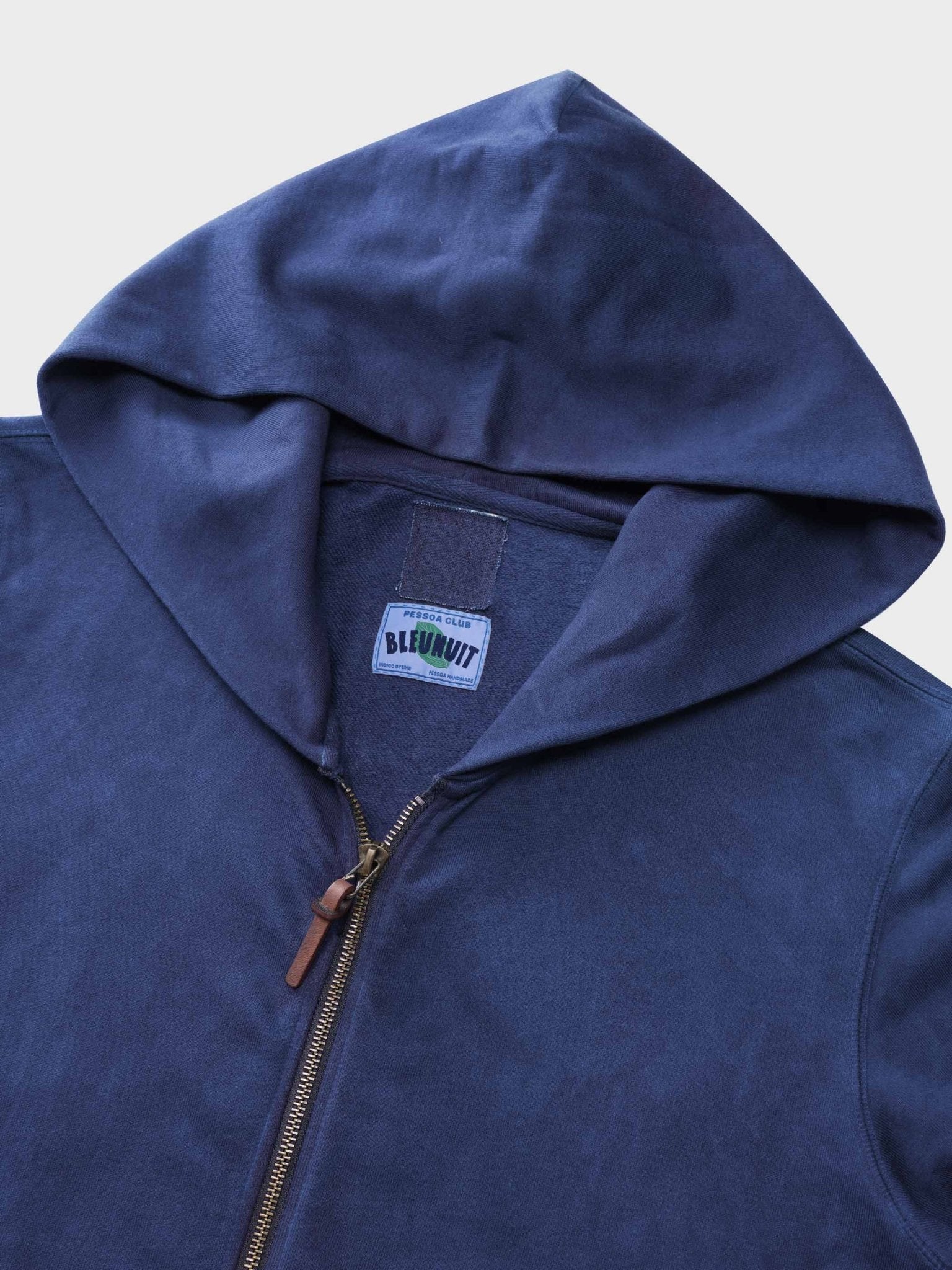 手縫いの星のデザインが施されたシャツ、エジプト長綿素材で厚みがあり、変形しにくい