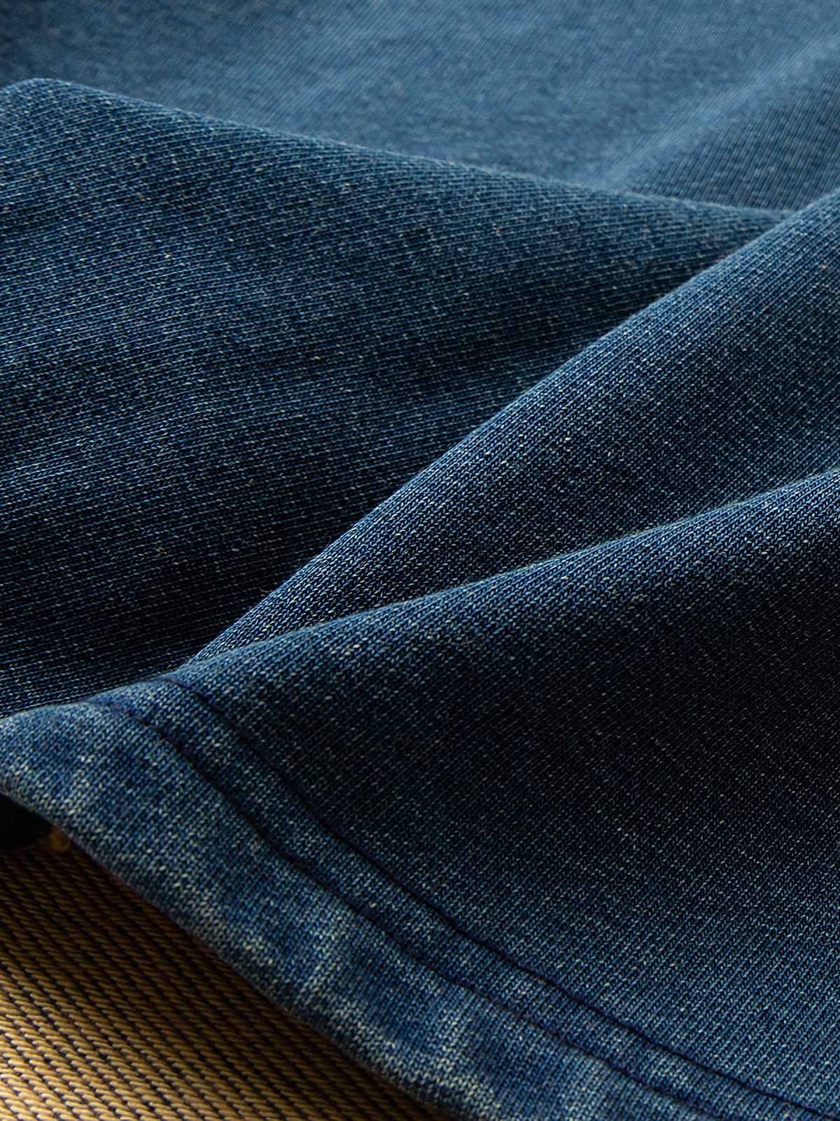 刺繍されたスマイリーフラワーとパッチワークのディテール