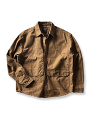 製品画像: アウトドアハンティング（狩猟）スタイルヴィンテージウォッシュ加工ワークシャツの全体画像。シャツの全体的なシルエットとデザインが明確に分かる。
詳細画像: ダブルポケットのデザインとヴィンテージ加工のディテール画像。シャツの質感と耐久性が強調されている。