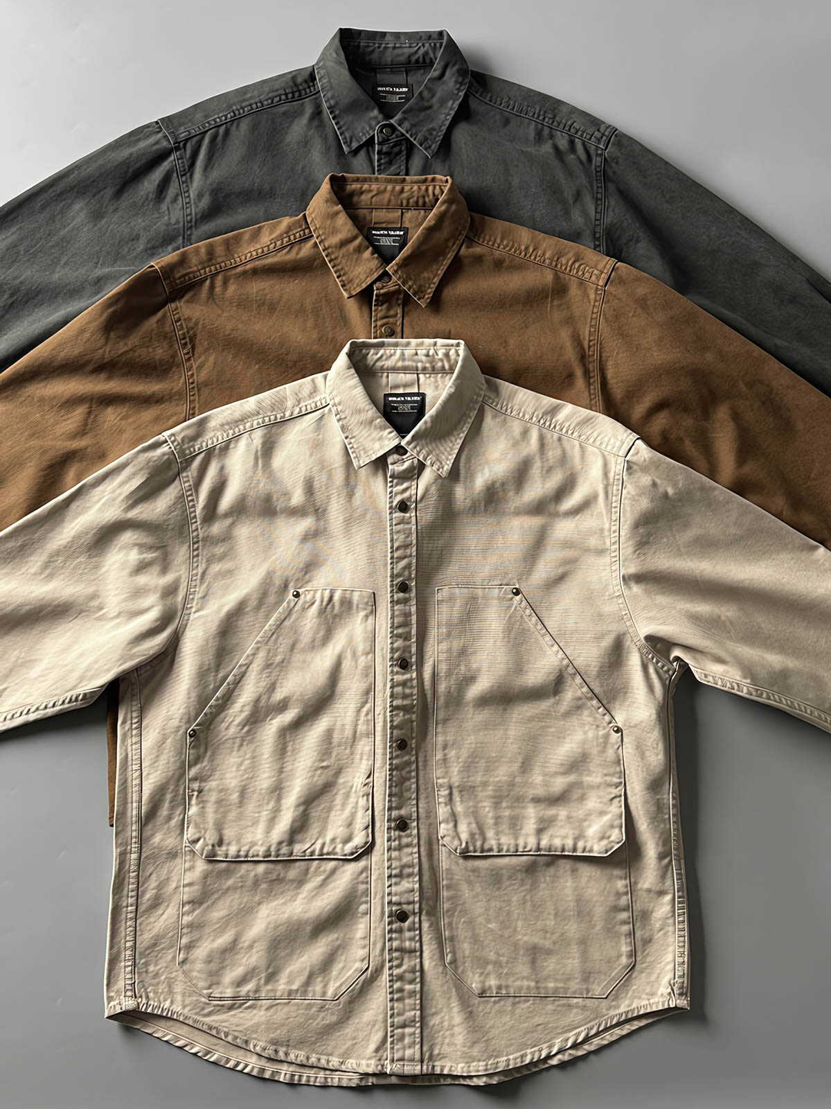 製品画像: アウトドアハンティング（狩猟）スタイルヴィンテージウォッシュ加工ワークシャツの全体画像。シャツの全体的なシルエットとデザインが明確に分かる。
詳細画像: ダブルポケットのデザインとヴィンテージ加工のディテール画像。シャツの質感と耐久性が強調されている。
