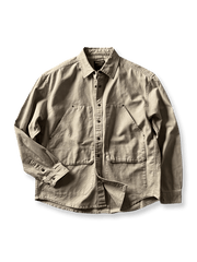 製品画像: アウトドアハンティング（狩猟）スタイルヴィンテージウォッシュ加工ワークシャツの全体画像。シャツの全体的なシルエットとデザインが明確に分かる。
詳細画像: ダブルポケットのデザインとヴィンテージ加工のディテール画像。シャツの質感と耐久性が強調されている。