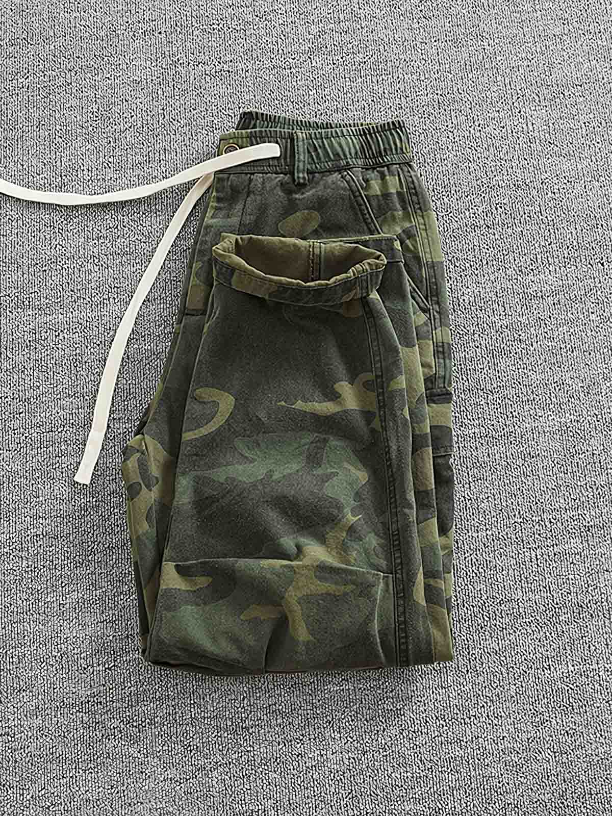 ワークパンツのサイドポケットとウエストゴム、ドローストリングデザインのディテール図