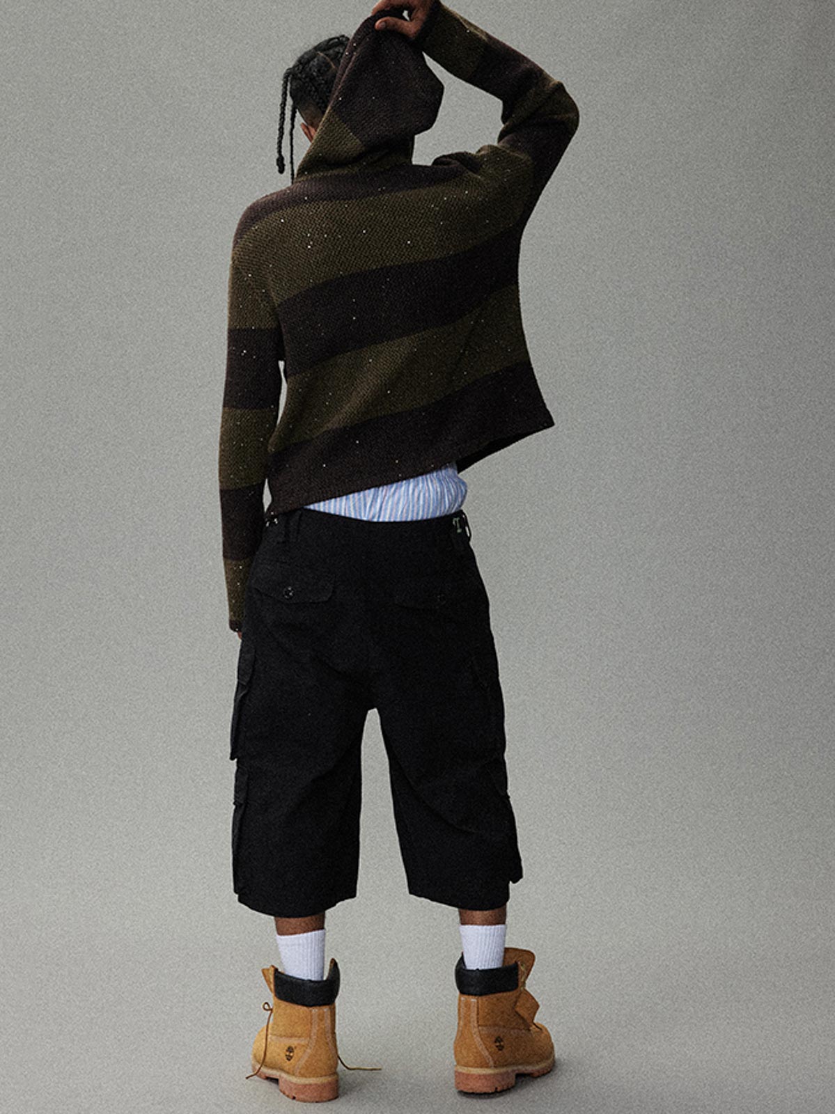 モデルが着用したカモフラージュ七分丈カーゴショーツの展示図