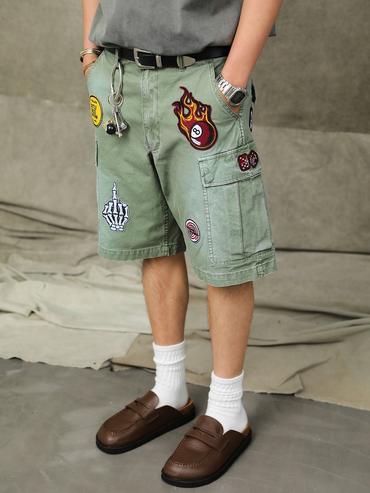 モデルが着用したウォッシュドエンブロイダリーバッジカーゴショーツの展示図v