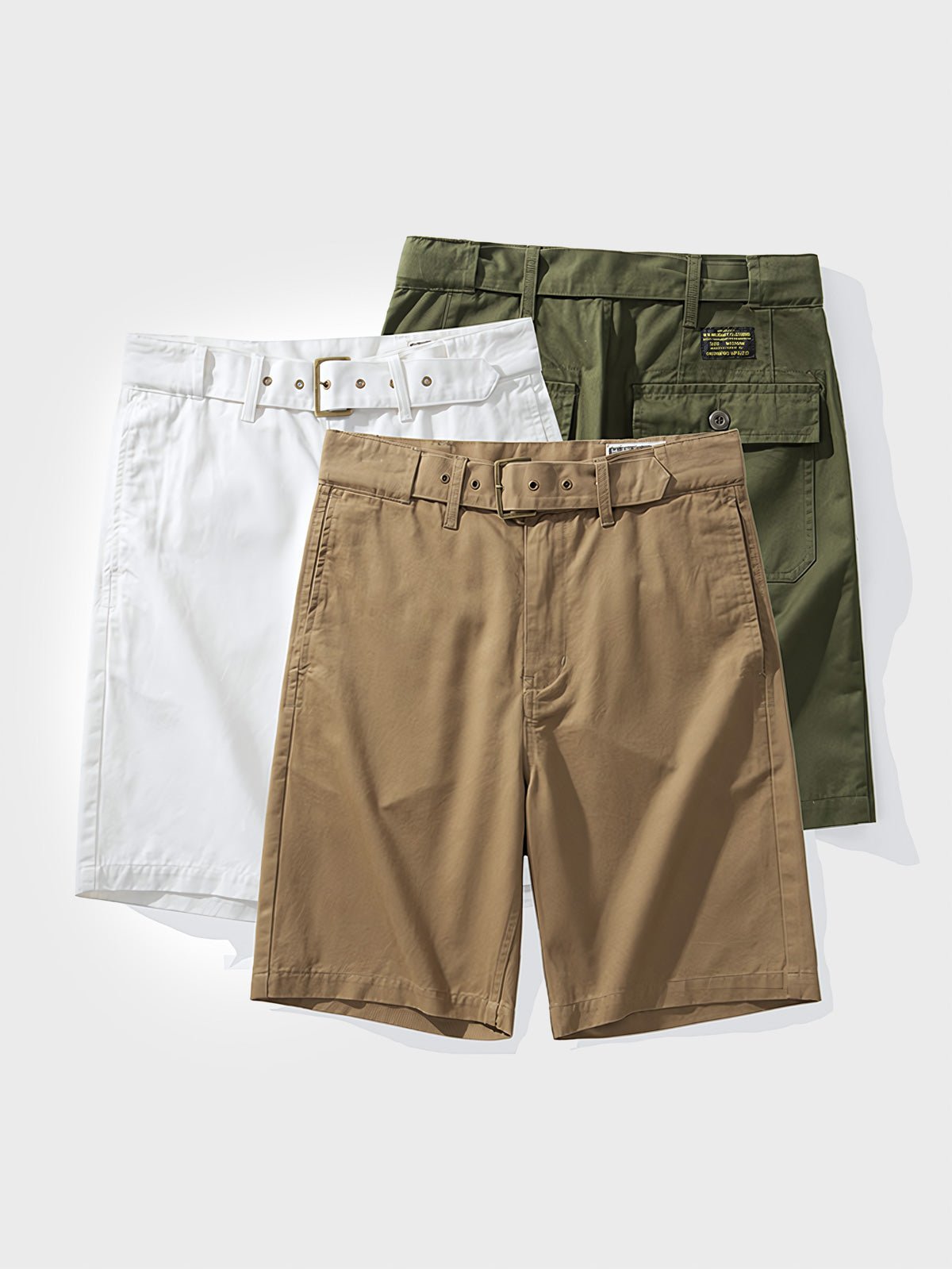 調節可能なベルトが特徴のグルカスタイルの五分丈カジュアルパンツ。調節可能なベルトが特徴のグルカスタイルの五分丈カジュアルパンツ。