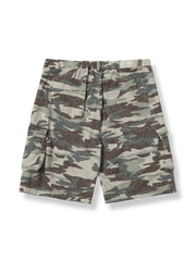 ウォッシュド迷彩七分丈パンツの全体展示、迷彩パターンと刺子のヴィンテージ加工を示す。