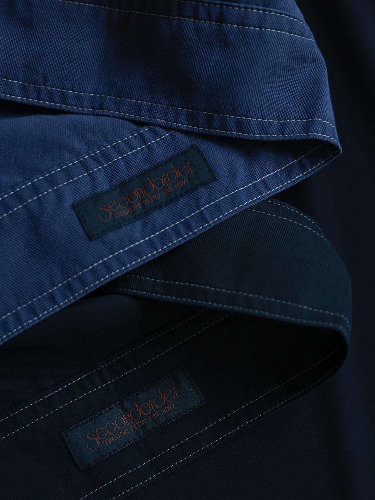 製品画像: ヴィンテージ刺繍入りクラシックショート丈アメリカンウエスタンシャツ全体画像
詳細画像: 背面の「広州 Kwangchow」刺繍とコントラストステッチのディテール、ヴィンテージ風デザイン