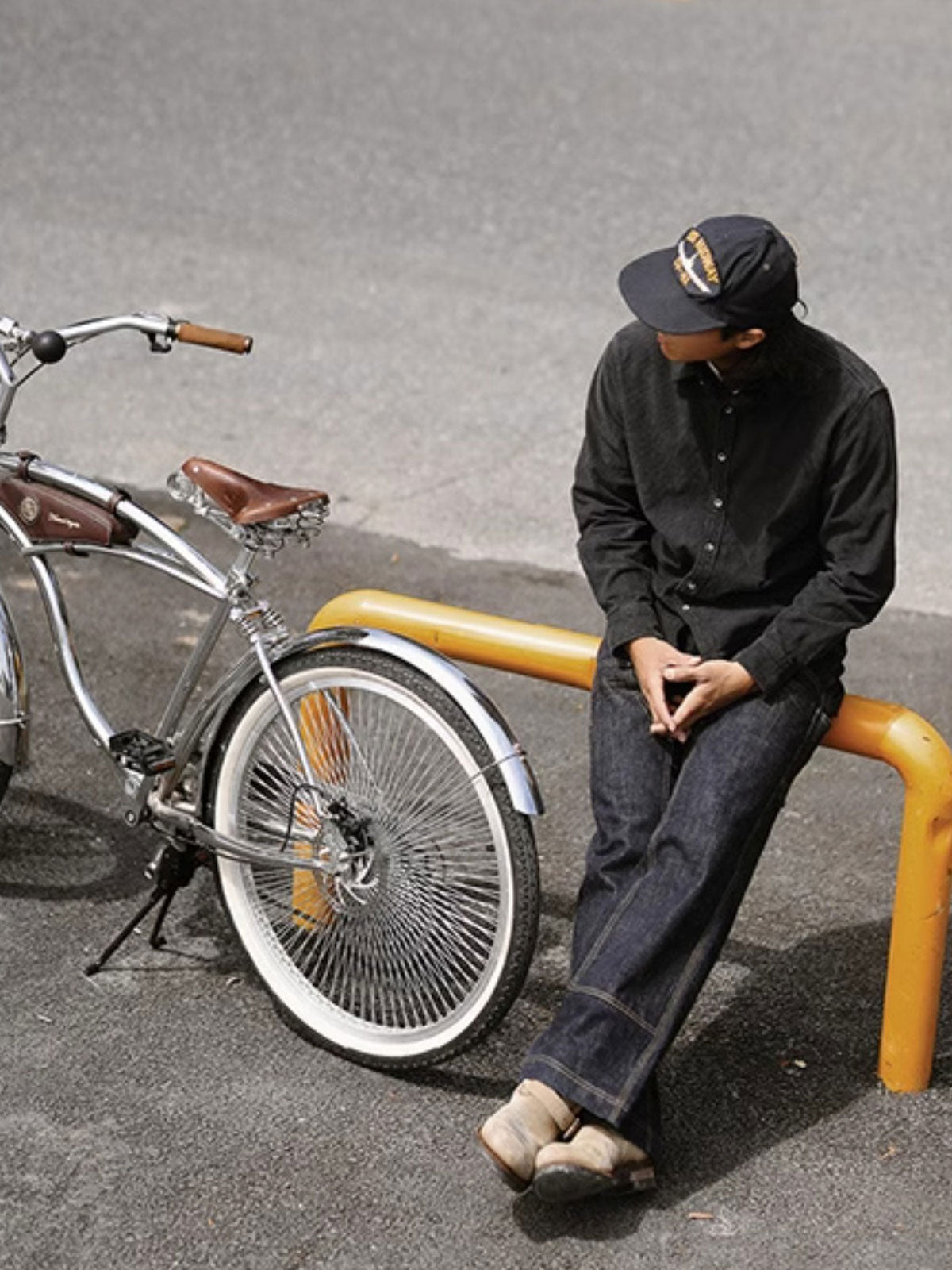 詳細画像: ラウンドヘムとヴィンテージ風ボタンのディテールクローズアップ
モデル画像: コーデュロイシャツを着用したスタイリング例