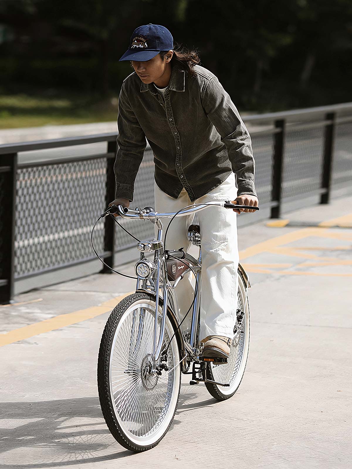 詳細画像: ラウンドヘムとヴィンテージ風ボタンのディテールクローズアップ
モデル画像: コーデュロイシャツを着用したスタイリング例