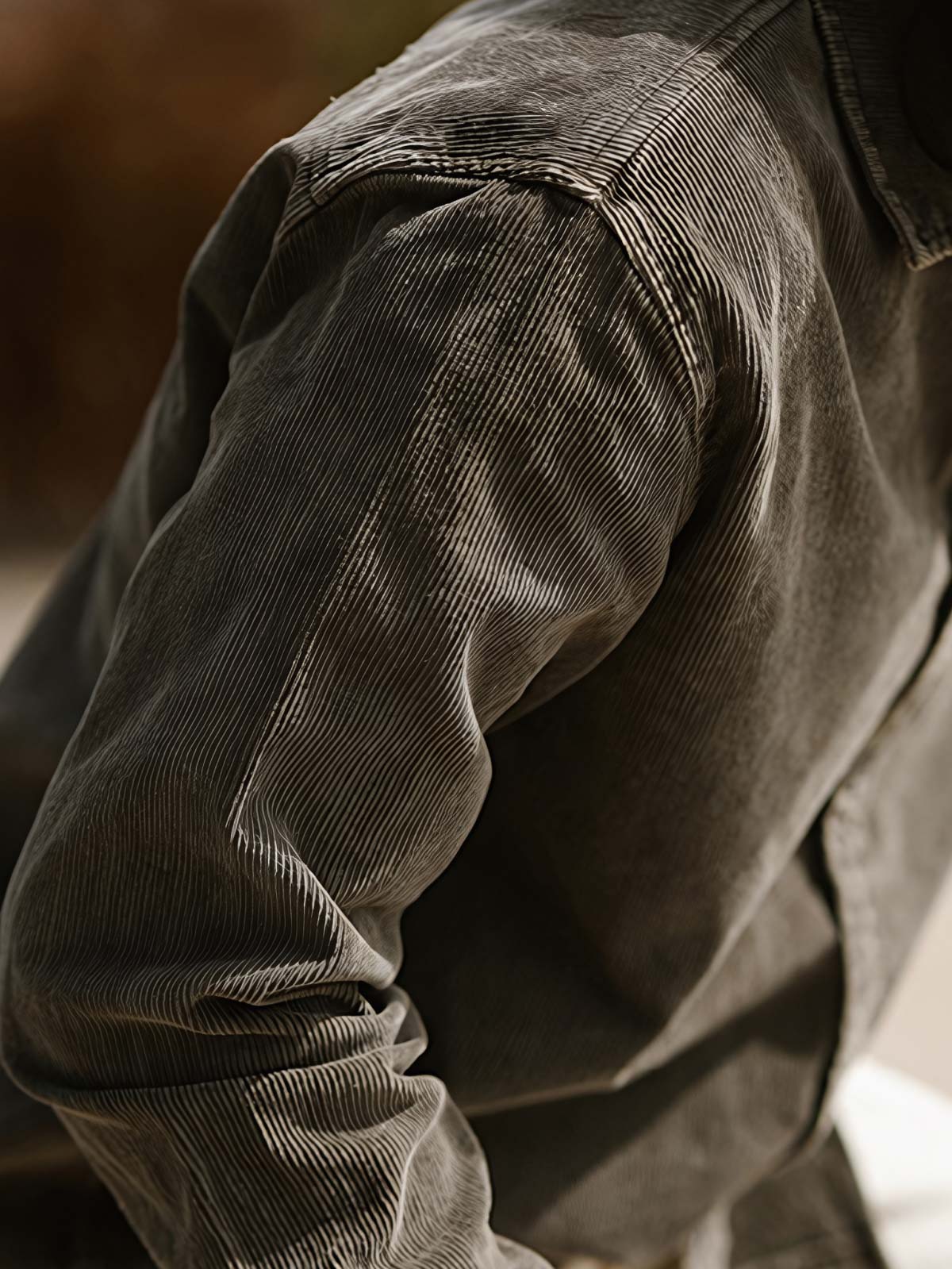 詳細画像: ラウンドヘムとヴィンテージ風ボタンのディテールクローズアップ
モデル画像: コーデュロイシャツを着用したスタイリング例