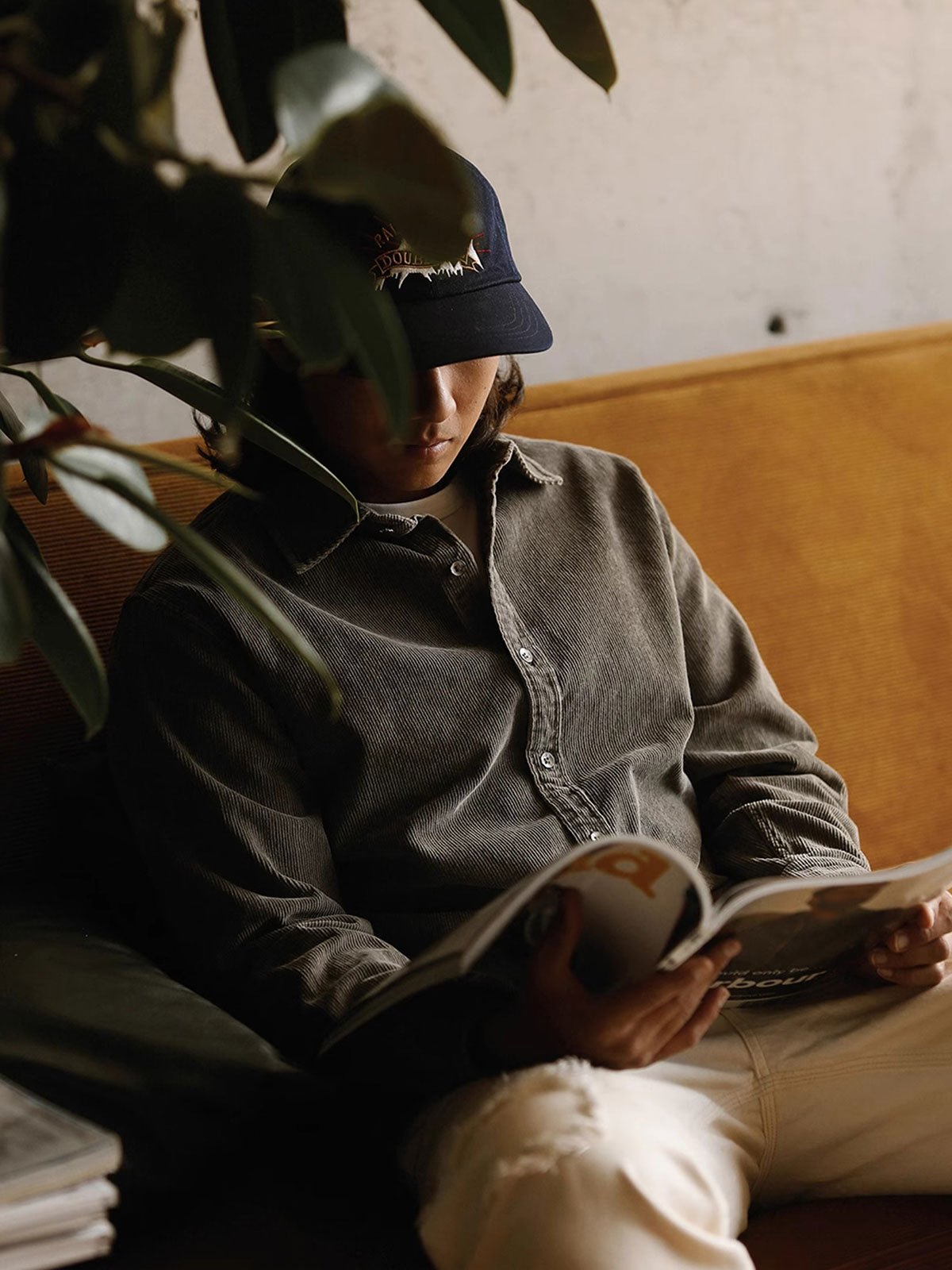 詳細画像: ラウンドヘムとヴィンテージ風ボタンのディテールクローズアップ
モデル画像: コーデュロイシャツを着用したスタイリング例