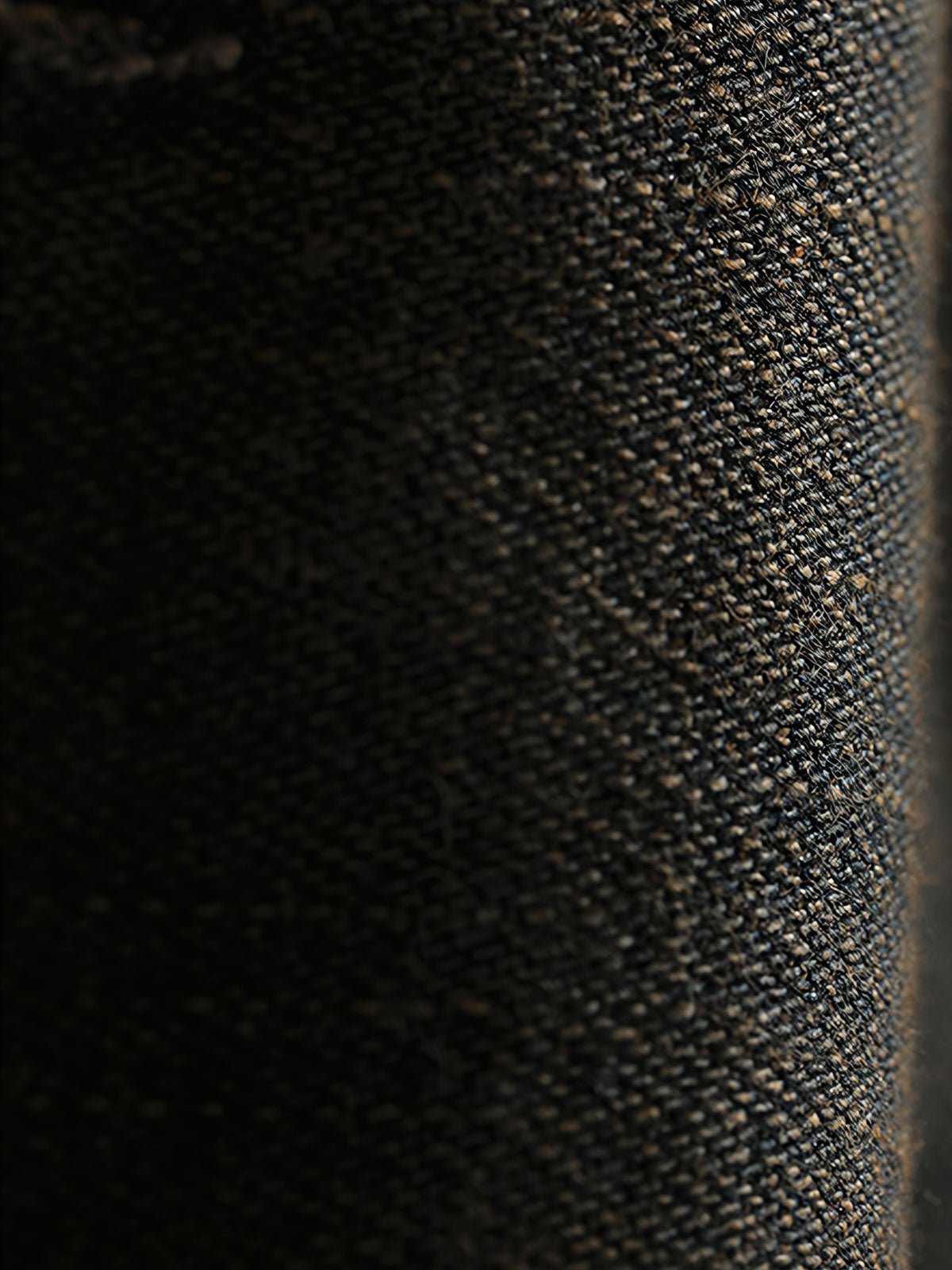 製品画像: 「ギャンブラー」刺繍入りウォッシュドデニム長袖シャツの正面画像。クラシックなウェスタンスタイルとヴィンテージ感が際立つシャツ。
詳細画像: ジグザグ型肩部デザインと二色刺繍のディテール特写。高級感と遊び心を兼ね備えたディテール。