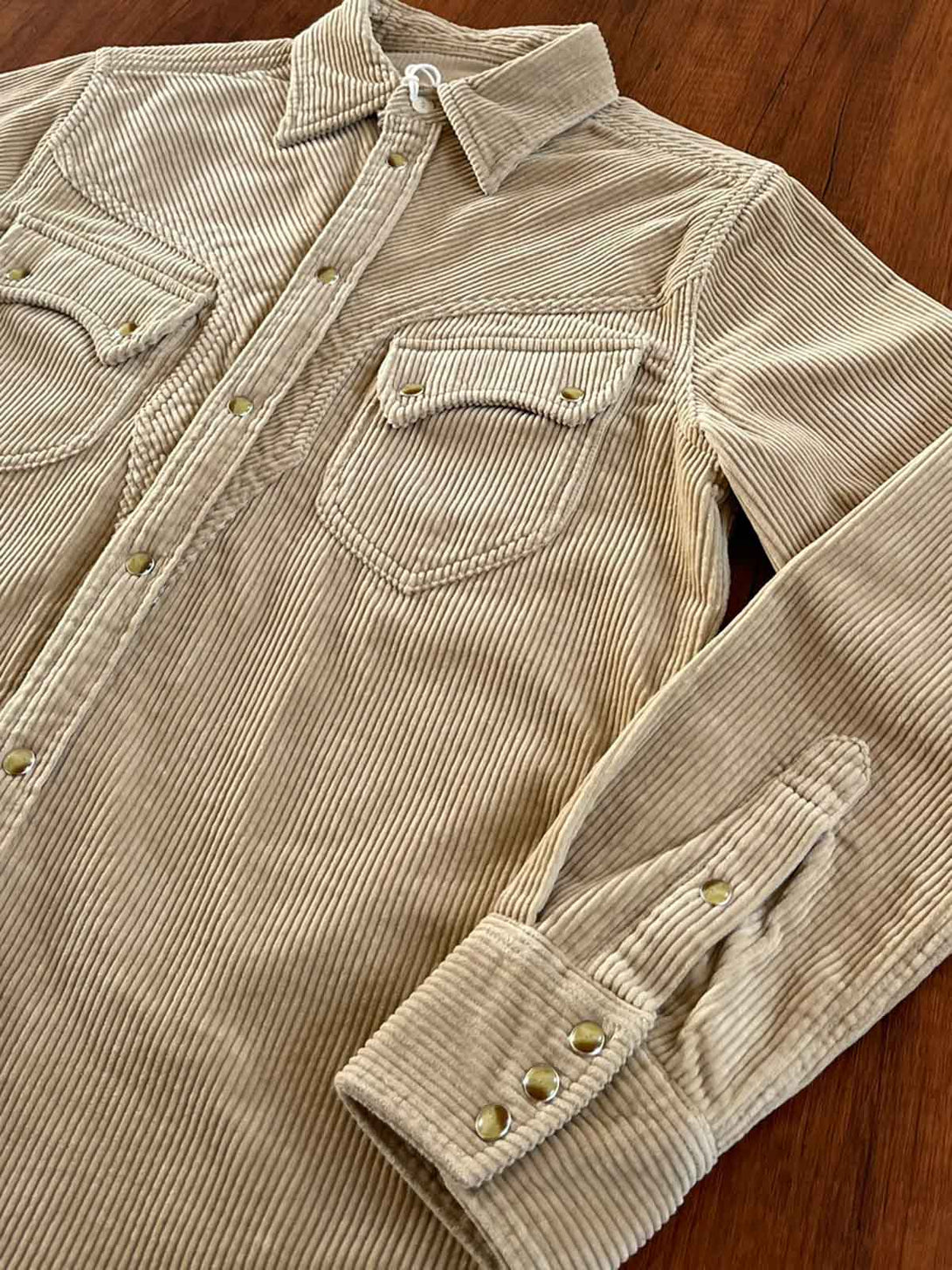 製品画像：アメリカンヴィンテージウエスタン風カウボーイコーデュロイ長袖シャツの正面画像
詳細画像：胸元のロングホーンデザインと袖口の縫製ディテール特写