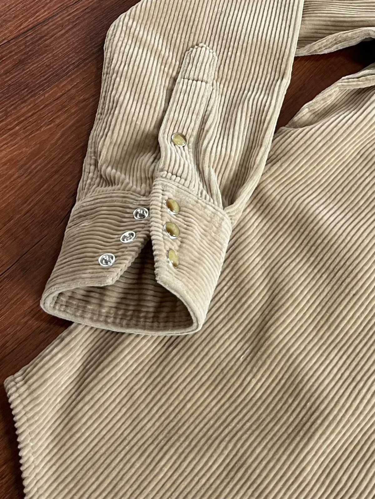 製品画像：アメリカンヴィンテージウエスタン風カウボーイコーデュロイ長袖シャツの正面画像
詳細画像：胸元のロングホーンデザインと袖口の縫製ディテール特写