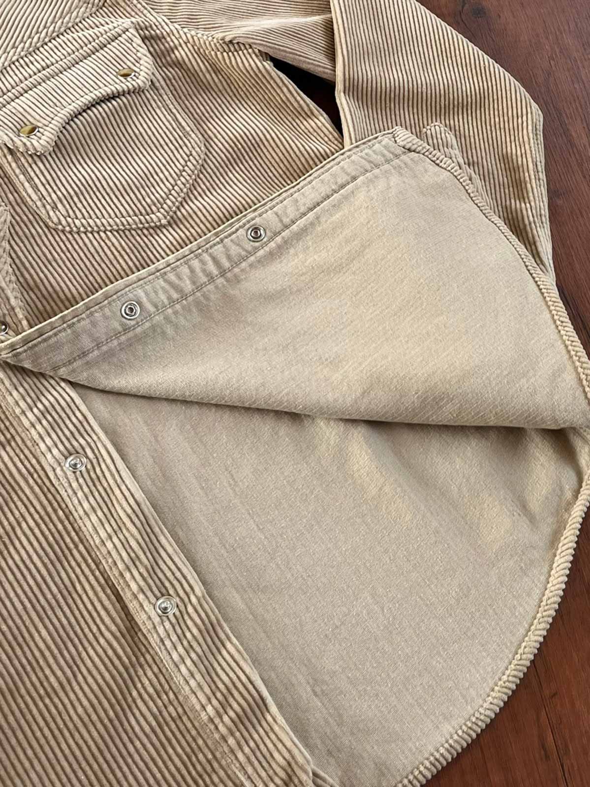 製品画像：アメリカンヴィンテージウエスタン風カウボーイコーデュロイ長袖シャツの正面画像
詳細画像：胸元のロングホーンデザインと袖口の縫製ディテール特写