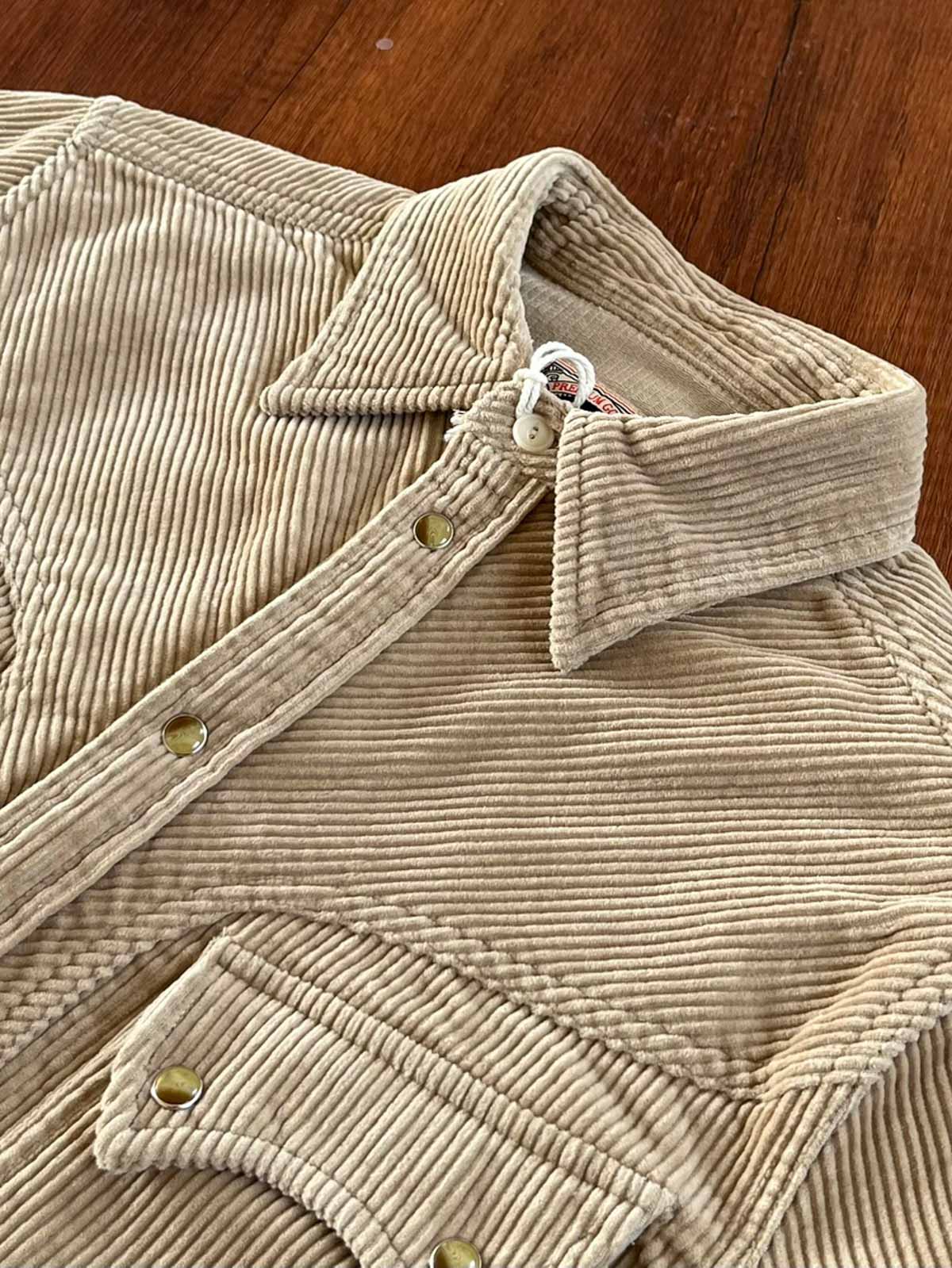 製品画像：アメリカンヴィンテージウエスタン風カウボーイコーデュロイ長袖シャツの正面画像
詳細画像：胸元のロングホーンデザインと袖口の縫製ディテール特写