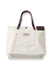 製品画像: コットン100%のホワイトキャンバスと赤耳デニムのパッチワークショルダーバッグの平置き画像 - ビンテージで耐久性のあるデザイン
詳細画像: ベジタブルタンニンレザーストラップと前面ポケットのデザインのディテール - 機能性とスタイル