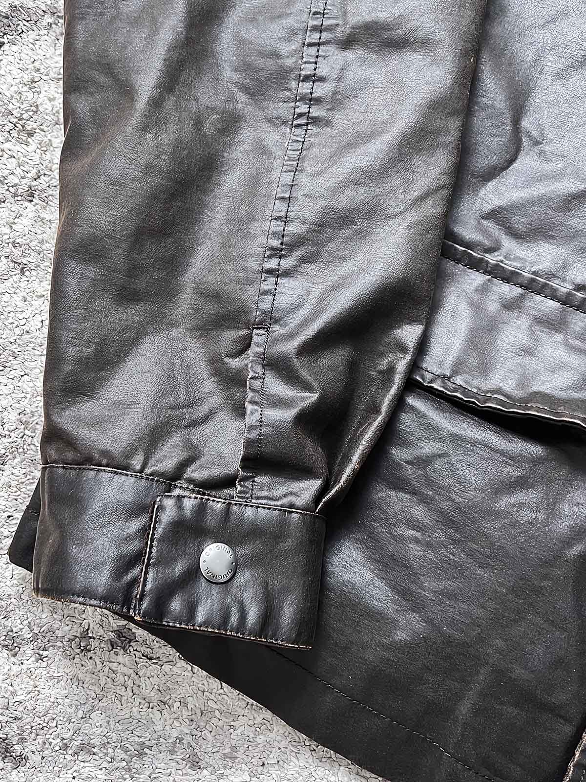 製品画像：オイルワックスヴィンテージハンティングジャケットの正面展示。クラシックでタフなアメリカンスタイルのジャケット。
詳細画像：チェック柄の裏地と多機能ポケットのディテール。ヴィンテージ感と実用性を兼ね備えたデザイン。