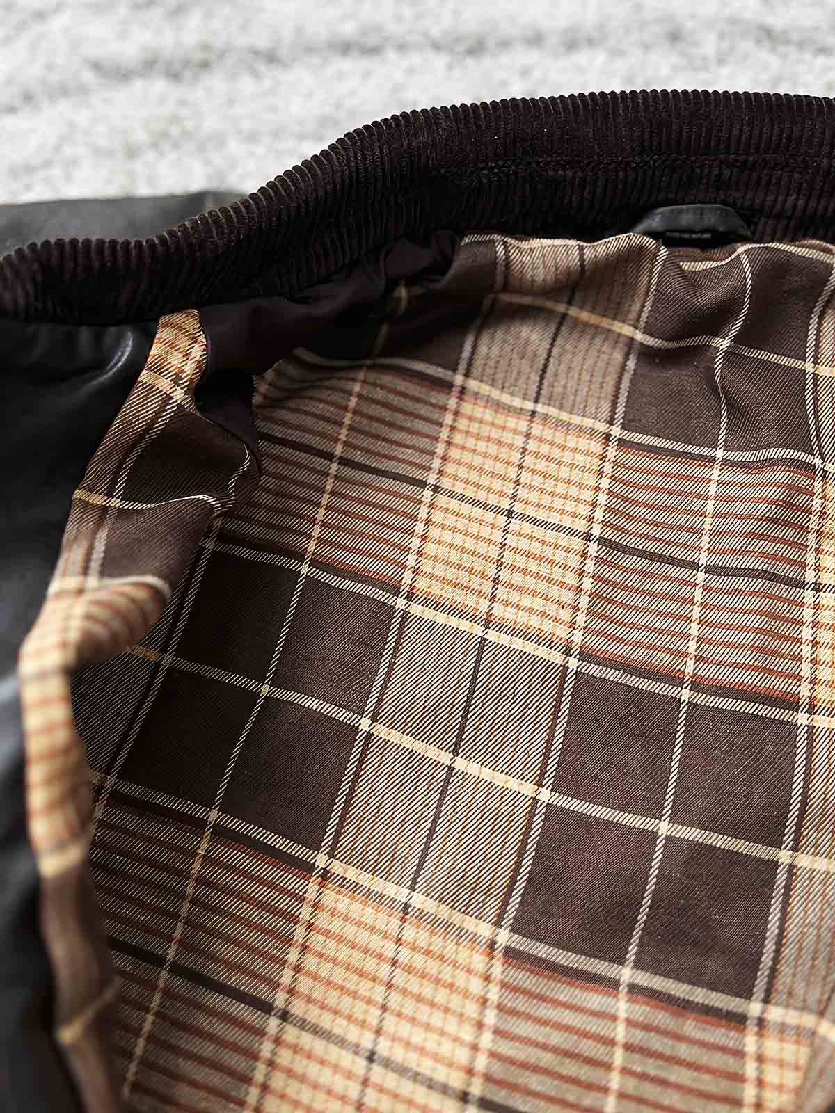 製品画像：オイルワックスヴィンテージハンティングジャケットの正面展示。クラシックでタフなアメリカンスタイルのジャケット。
詳細画像：チェック柄の裏地と多機能ポケットのディテール。ヴィンテージ感と実用性を兼ね備えたデザイン。