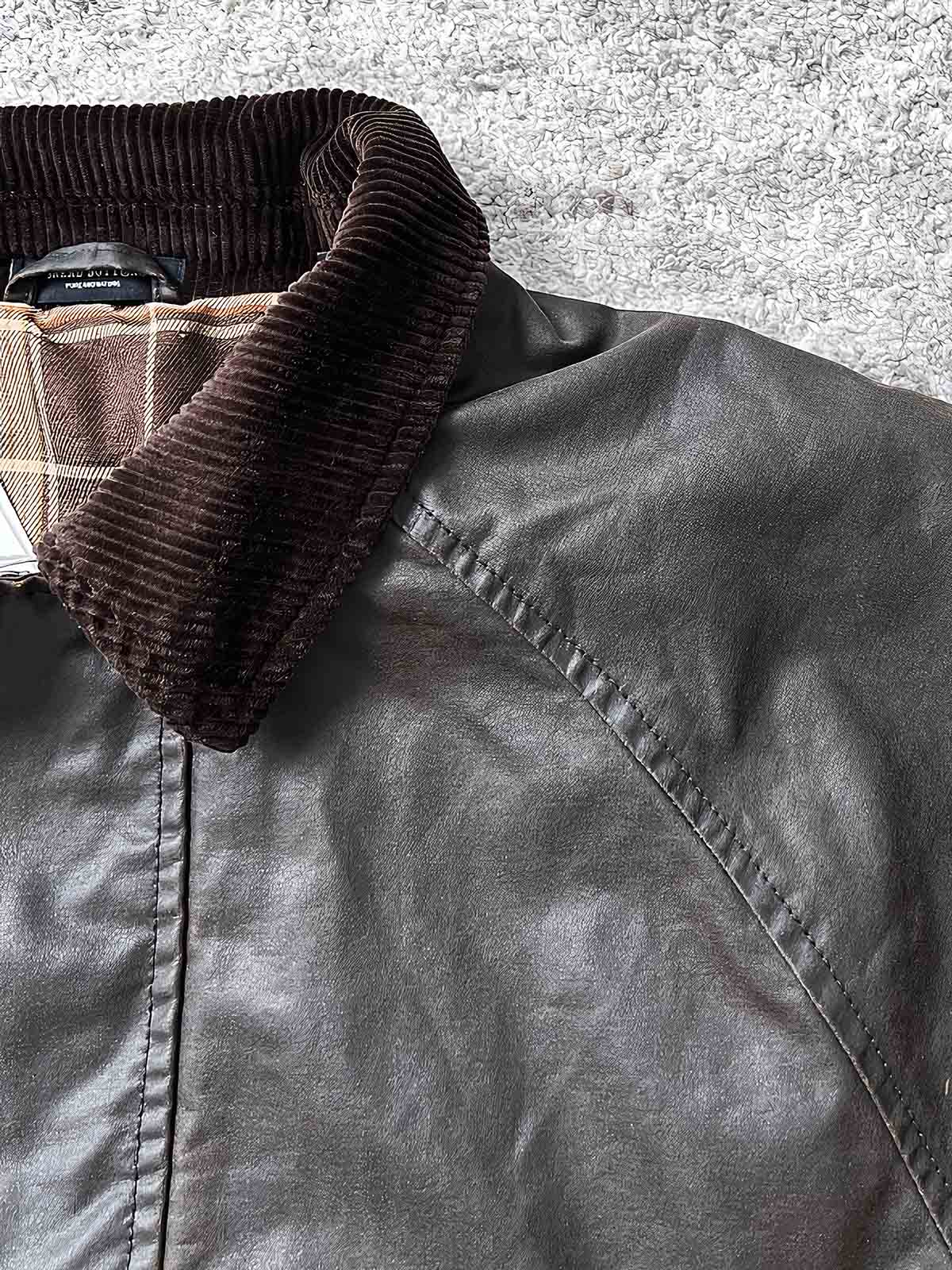 製品画像：オイルワックスヴィンテージハンティングジャケットの正面展示。クラシックでタフなアメリカンスタイルのジャケット。
詳細画像：チェック柄の裏地と多機能ポケットのディテール。ヴィンテージ感と実用性を兼ね備えたデザイン。