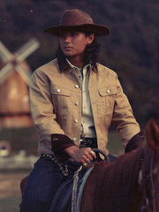 詳細画像: ヴィンテージ刺繍とコーデュロイ襟のディテール - レイヤー感とヴィンテージスタイル
モデル画像: 男性モデルが着用するオイルワックスジュファブリックのライダースジャケット - アメリカンビンテージ風コーディネート