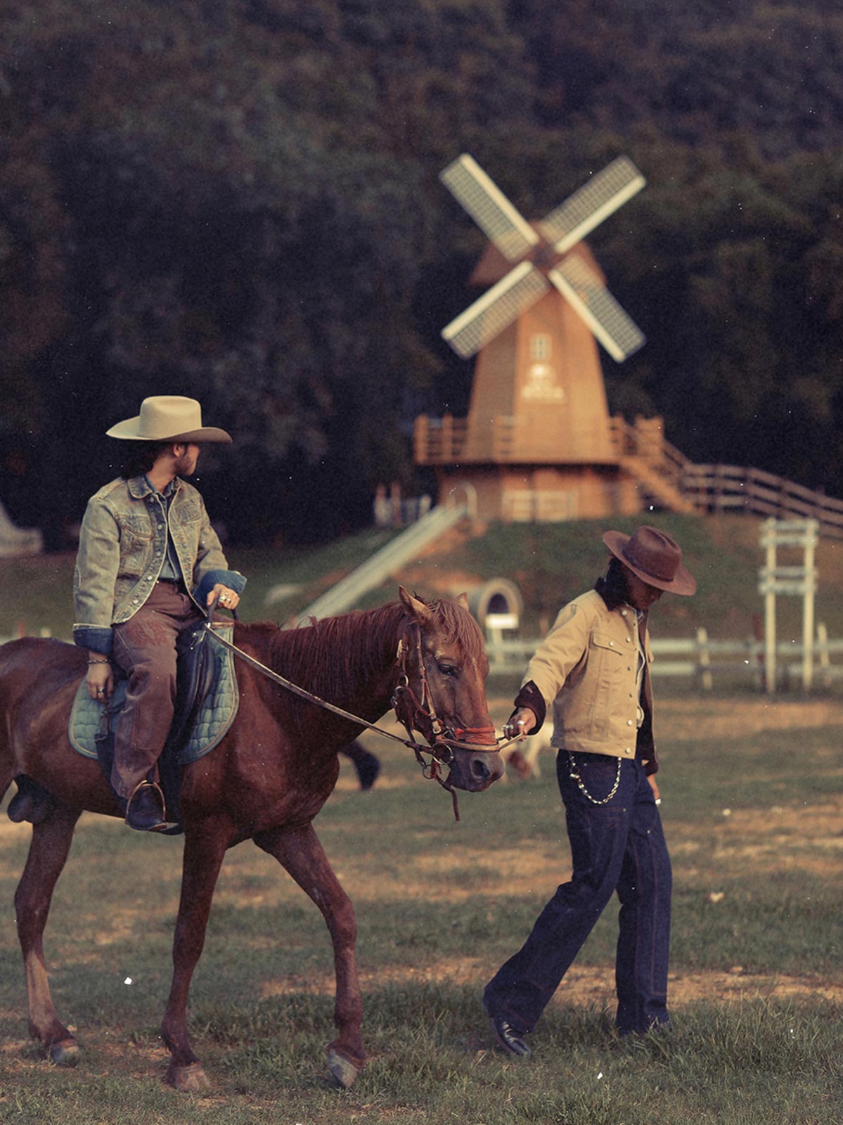 詳細画像: ヴィンテージ刺繍とコーデュロイ襟のディテール - レイヤー感とヴィンテージスタイル
モデル画像: 男性モデルが着用するオイルワックスジュファブリックのライダースジャケット - アメリカンビンテージ風コーディネート