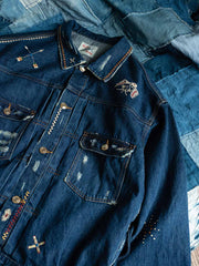 製品画像: ヴィンテージインディアンサンダーバード刺繍デニムジャケットの全体画像
詳細画像: インディアンサンダーバード刺繍ディテールとウォッシュ加工された立体的なカットの詳細画像
