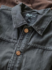 製品画像：アメカジヴィンテージウォッシュ加工ワークジャケットの正面展示。ヴィンテージ感とワークウェアの機能性が融合した一着。
詳細画像：ヴィンテージメタルボタンとダブルステッチのディテール。耐久性とデザイン性を兼ね備えたディテール。