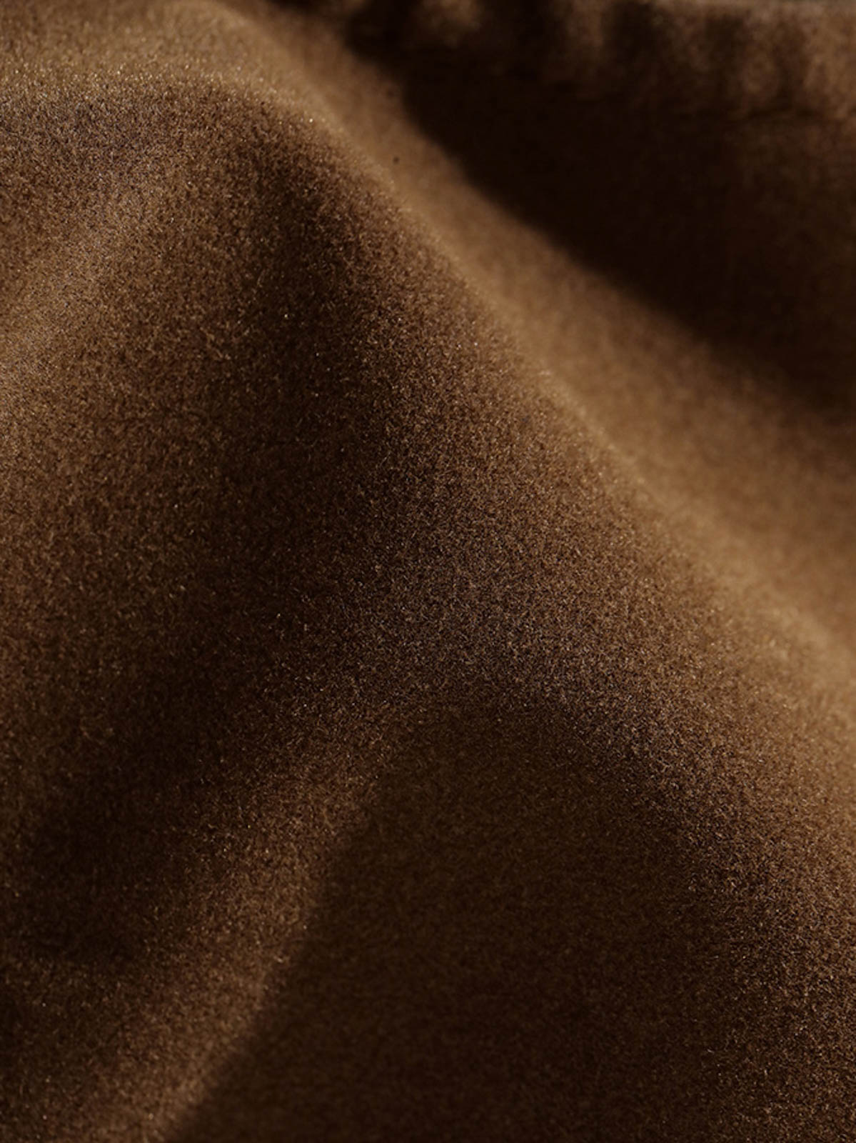 ベストのスエード風素材とコーデュロイのディテール - 秋冬の立体感とファッション性