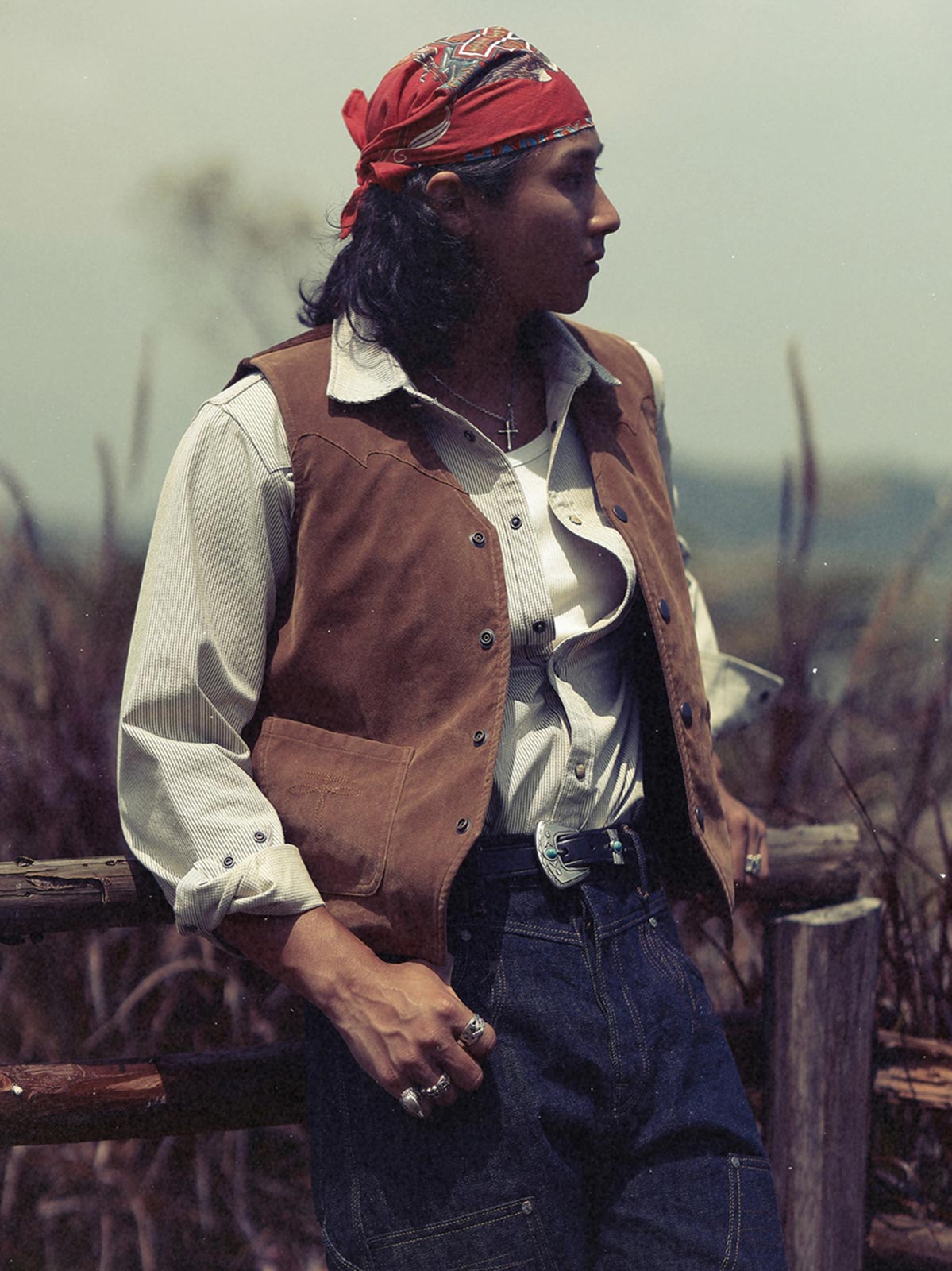 男性モデルが着用するビンテージベスト - スタイリング例