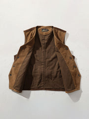 スエード&コーデュロイ ツインポケットベストの平置き画像 - クラシックで洗練されたビンテージスタイル