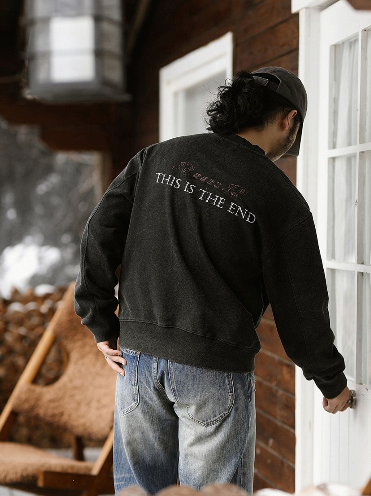 詳細画像: カットアウトデザインとプリントのディテールクローズアップ
モデル画像: サイケデリックロックスウェットシャツの着用例