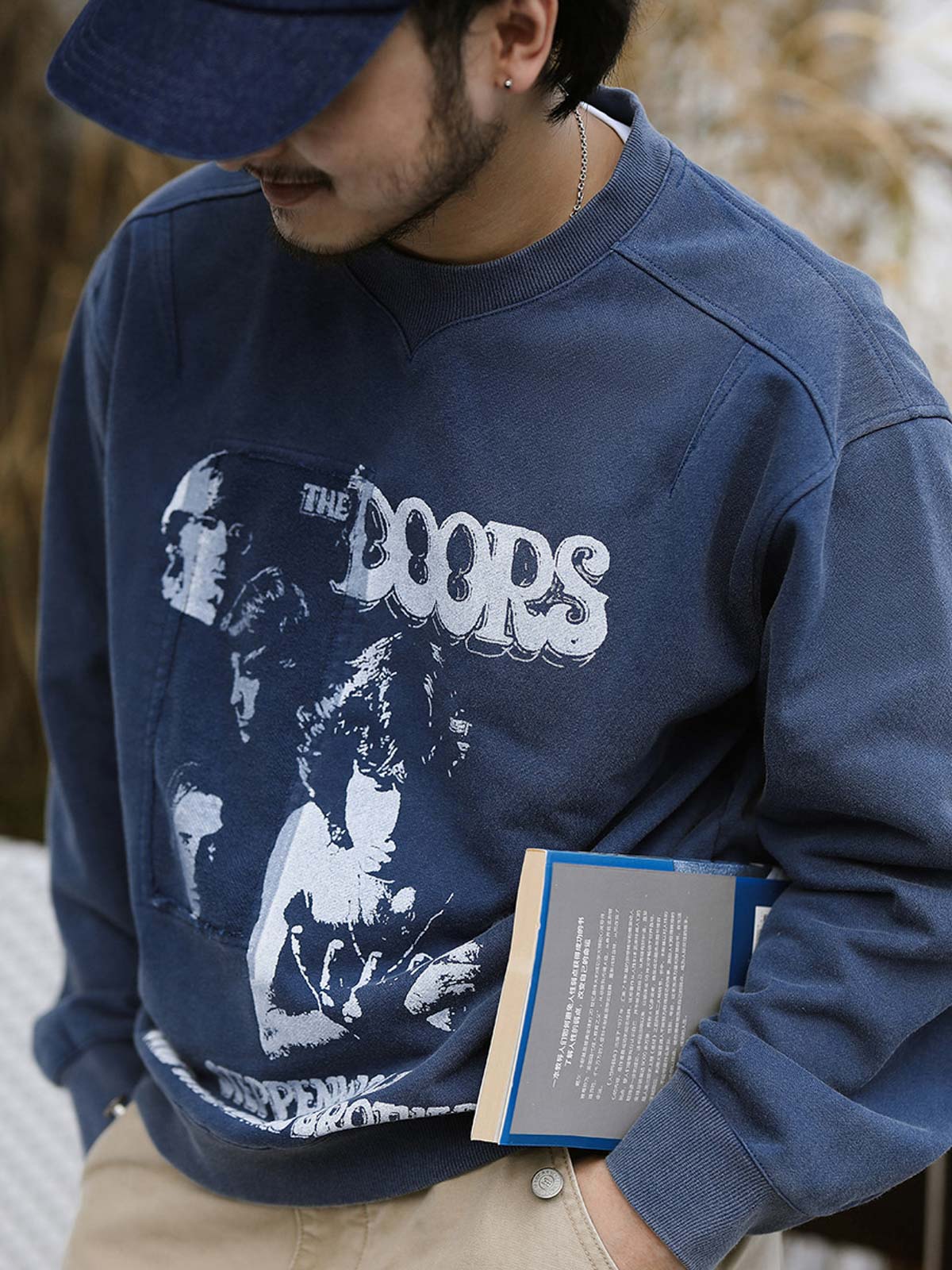 製品画像: ザ・ドアーズをテーマにしたヴィンテージウォッシュプリントスウェットシャツの正面画像
詳細画像: カットアウトデザインとプリントのディテールクローズアップ